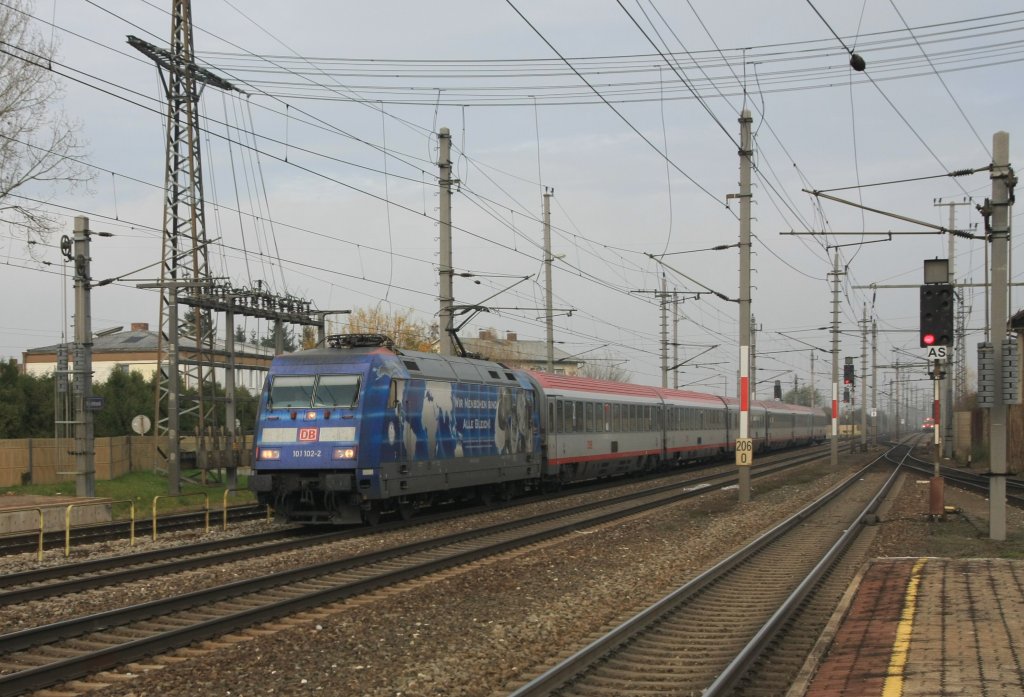 IC642  Hotel IBIS  mit DB 101 102 (Azubi-Lok) im Bahnhof Marchtrenk. Aufgenommen am 12. November 2009.