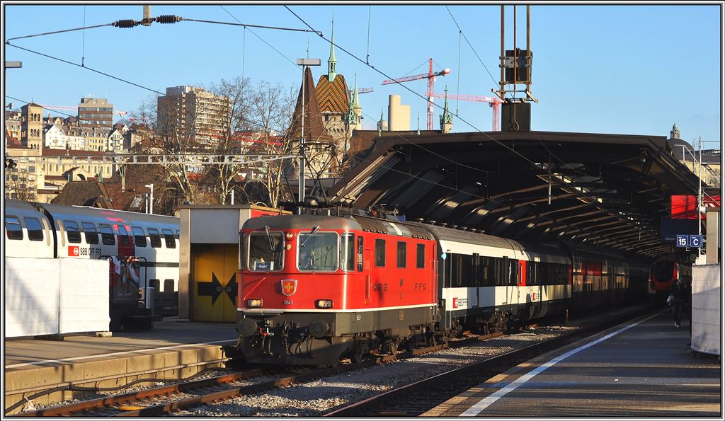 IC780 nach Basel SBB mit Re 4/4 II 11147, D ex SNCF, EW IV, zwei Doppelstockwagen, Bpm etc (so ziemlich das ganze Spektrum das es gibt)Zrich HB (28.01.2013)