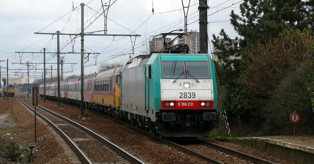 IC9229 Bruxelles-Midi - Amsterdam CS mit 2839 (186 231) als Zuglok hat soeben Antwerpen-Centraal verlassen und fhrt nun durch Antwerpen-Noorderdokken. Diese Leistungen wurden bis vor kurzem noch von den Loks der Serie 11 gezogen. Aufgenommen am 20/03/2010.