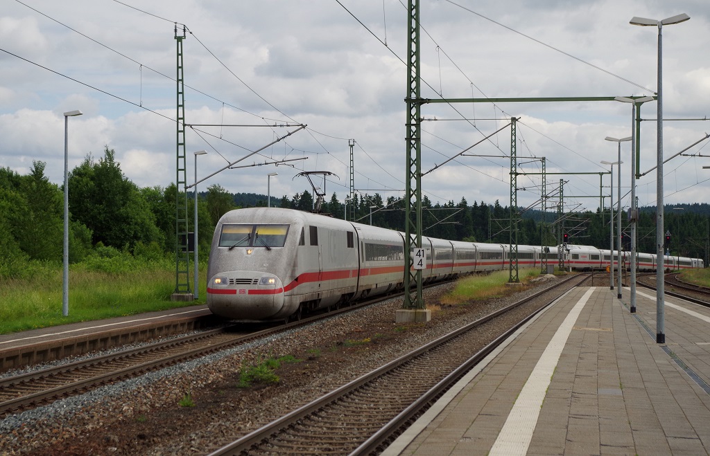 ICE 1 / BR 401  Gelsenkirchen  durchfhrt am 30.06.2013 den Bahnhof Steinbach am Wald in Richtung Probstzella. 