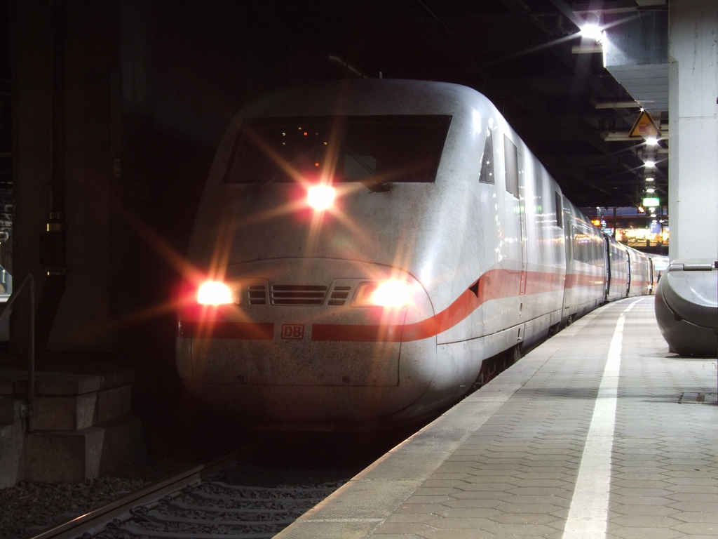 ICE 1 als ICE 292 Zrich – Hamburg-Altona auf Gl 11 im Hbf Hamburg. [27.05.12]