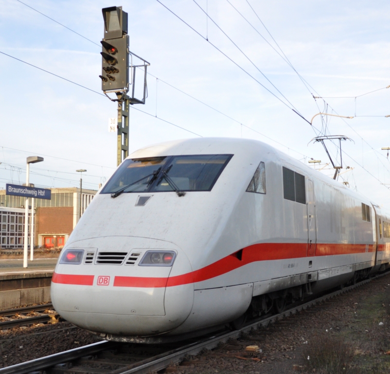 ICE 1 am 28.12.11 bei der Abfahrt in Braunschweig