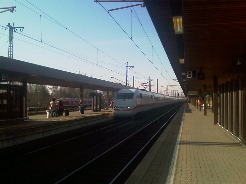 ICE 1 BR401 am Morgen des 02.04.2010 im Gttinger Bahnhof, Gleis 9 zur Weiterfahrt nach Hamburg-Altona.