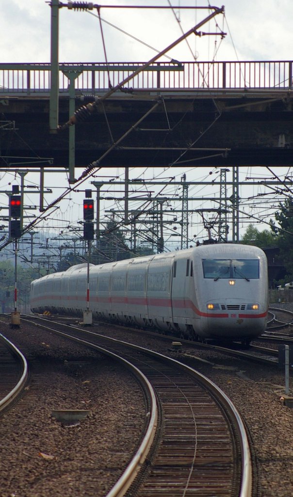 ICE 1 n�hert sich am 25.8.2012 Kassel-Wilhelmsh�he zur Weiterfahrt Richtung Norden.