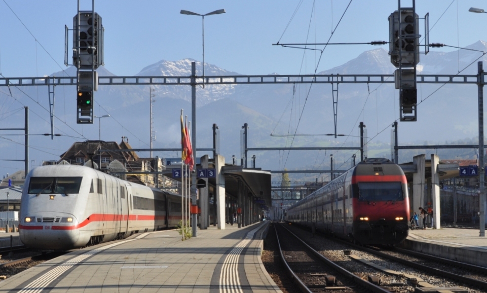 ICE 1 und SBB IC 2000 in Spiez.