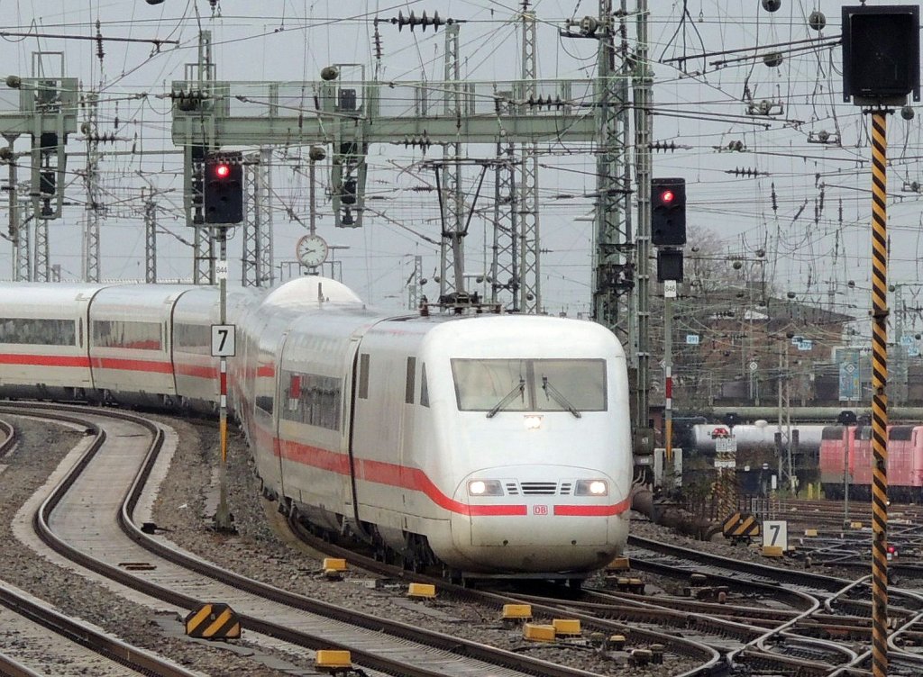 ICE 1 schlngelt sich hinunter zum Frankfurter Hauptbahnhof (15.12.2012).