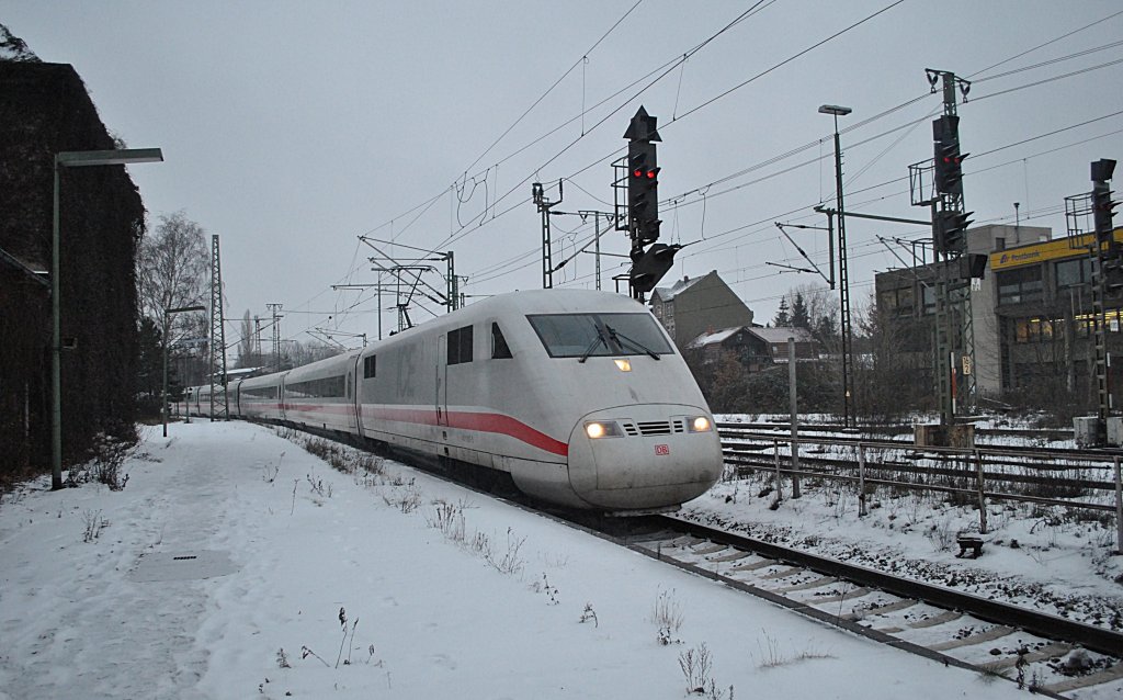 ICE 1 Sprinterzug nach Berlin HBF, durchfhrt Lehrte am 08.12.2010.