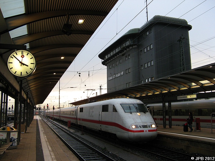 ICE 1 (Tk 401 590-5) in Frankfurt am Main Hbf am 14.11.2009