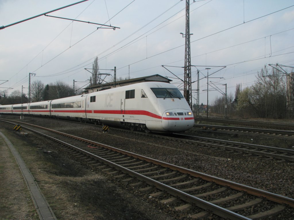 ICE 1 Triebkopf bei der Einfahrt in Lehrte am 25.03.2011.