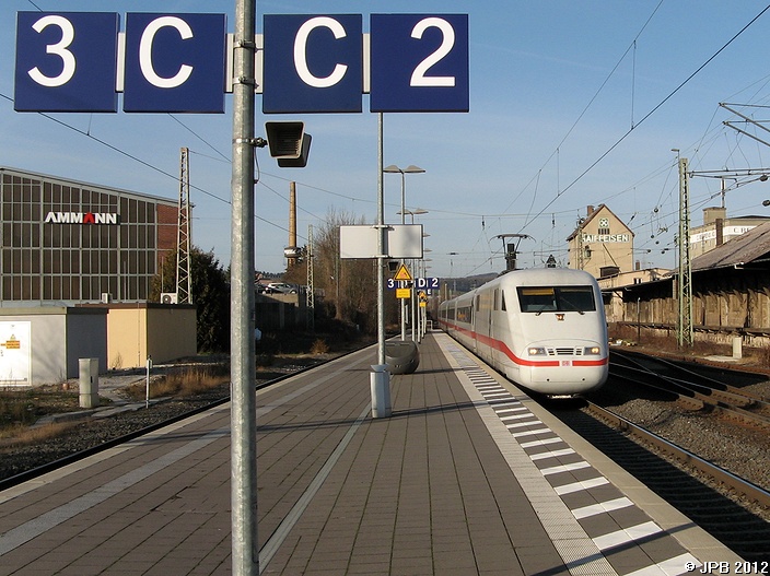 ICE 1 (Tz 188  Hildesheim ) durchfhrt Bf Alfeld am 17.01.2012 // Komplett neue Gleisnummerierung im Bf Alfeld! Aus 2-1-22 wird 1-2-3 dank neuem ESTW (im Hintergrund links).