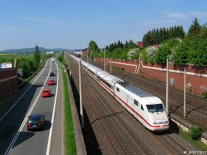 ICE 1 verlsst Bovender Deckel gen Norden (nchster Planhalt: Hannover Hbf) am 21.05.2010