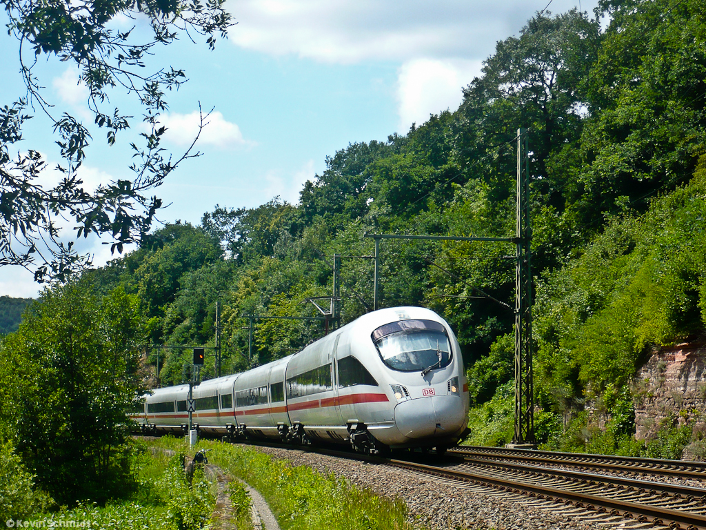 ICE 108 von Innsbruck Hbf nach Berlin Gesundbrunnen legt sich immerhin mit aktivierter Komfort-Neigetechnik bei Kahla in eine der vielen Kurven der <a href= https://www.youtube.com/watch?v=DqaBPmjaGNA >Saalbahn</a>. In wenigen Minuten legt er in Jena Paradies seinen ersten Halt seit Nürnberg Hbf ein. (17.06.2011)