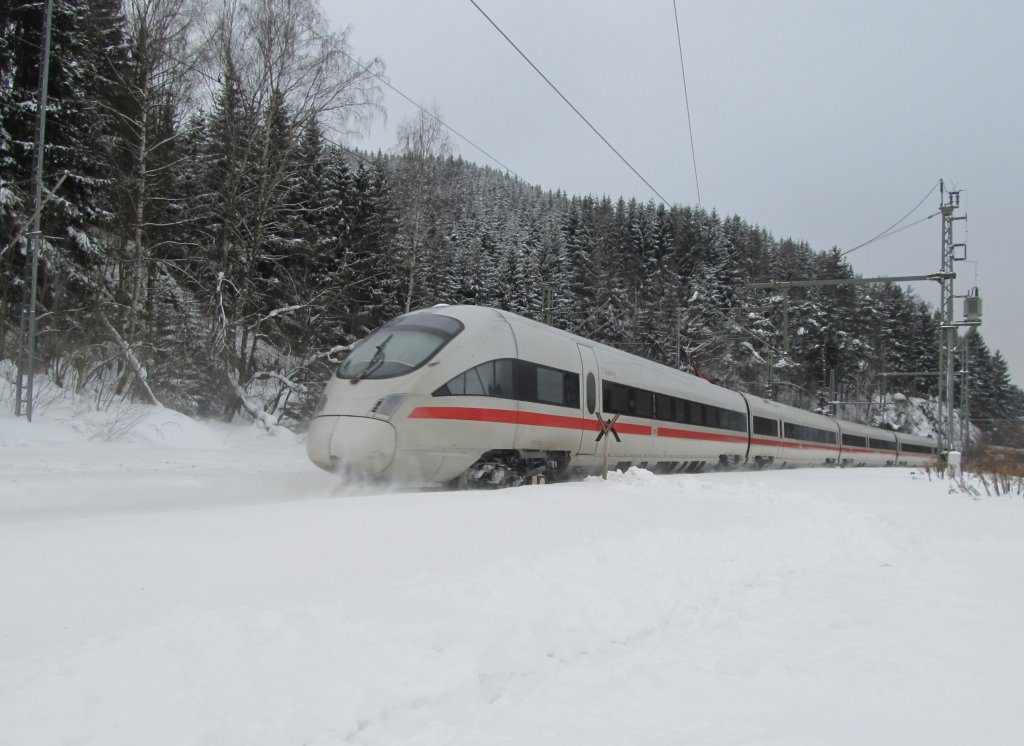 ICE 108 von Innsbruck nach Berlin-Gesundbrunnen ist am 28. Dezember 2010 auf der Frankenwaldbahn zwischen Ludwigsstadt un Lauenstein unterwegs.