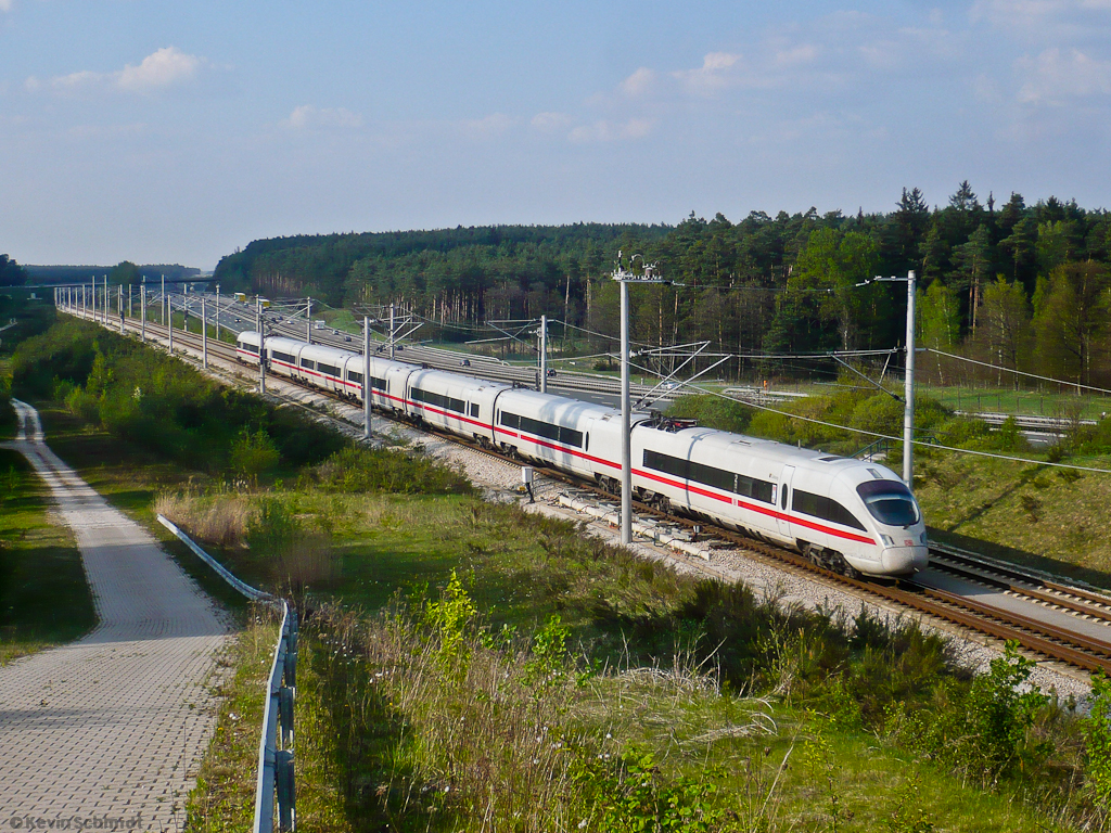 ICE 109 hat hier bei Allersberg (Rothsee) bereits eine lange Fahrt von Hamburg-Altona hinter sich. Nun geht es über München Hbf weiter nach Innsbruck Hbf. (23.04.2011)