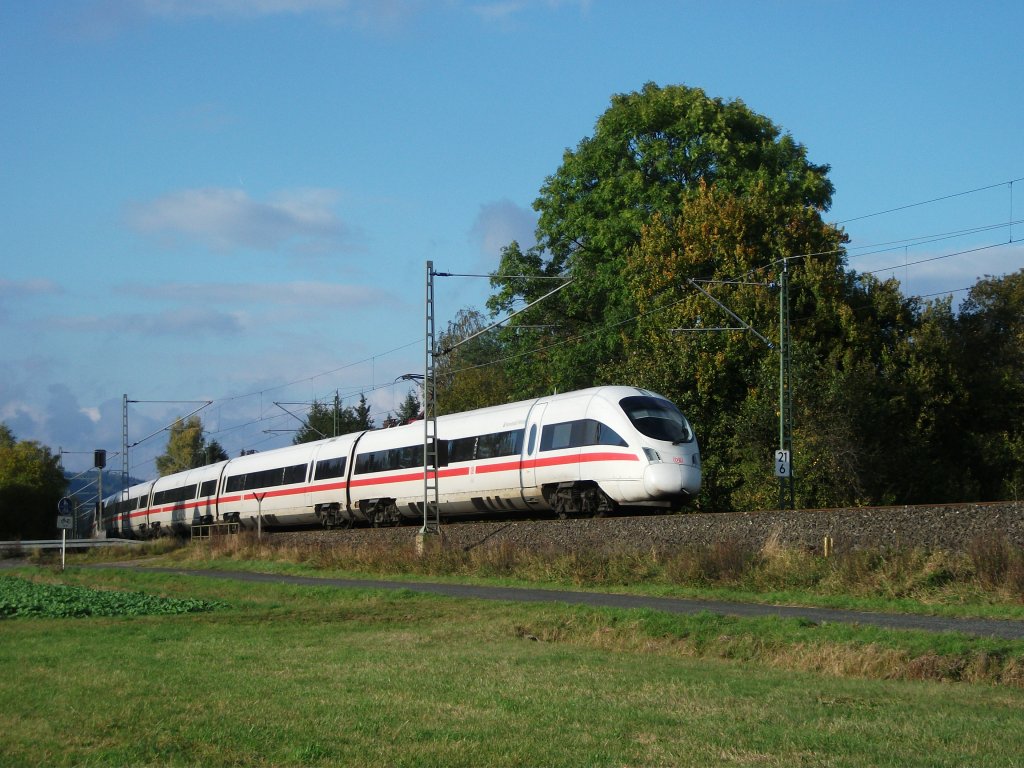 ICE 109 nach Innsbruck ist am 20.Oktober 2011 bei Halach Richtung Kronach unterwegs.