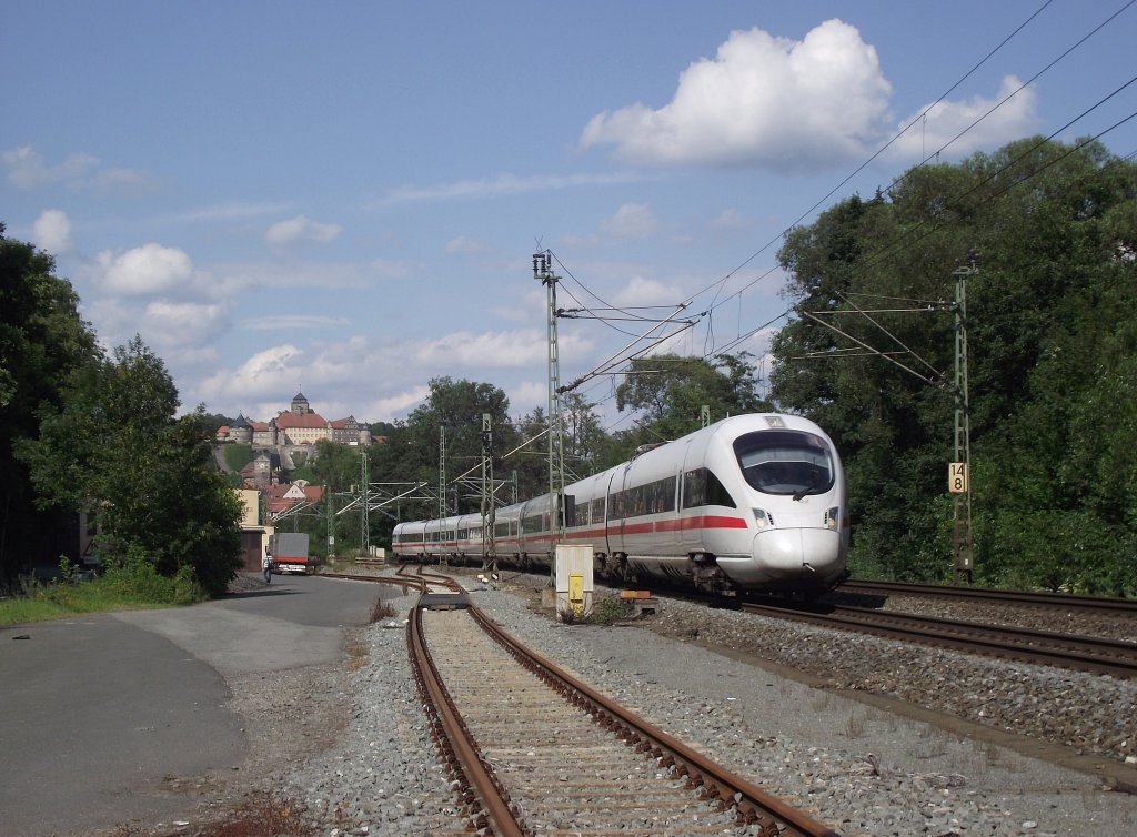 ICE 109 nach Innsbruck hat soeben den Kronacher Bahnhof verlassen und passiert gerade auf seiner Fahrt durch das Stadtgebiet von Kronach die Anschlussgleise des Minerallwerkes. Aufgenommen am 28. Juli 2011.