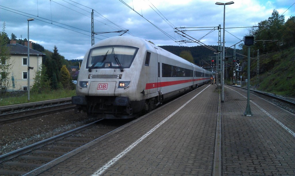 ICE 1104 in Form von ex. MET + 101 124 am 13.05.2012 in Ludwigsstadt Richtung Berlin. 