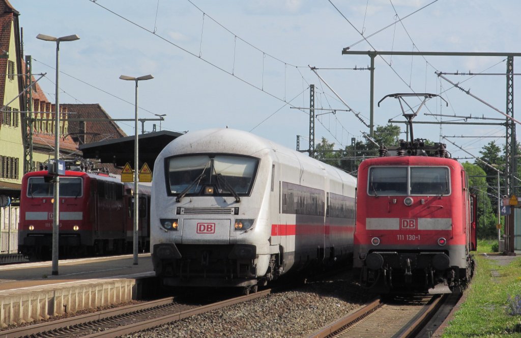 ICE 1104 nach Berlin-Gesundbrunnen muss am 22. Juni 2012 aufgrund einer Weichenstrung einen kurzen auerplanmigen Halt in Kronach auf Gleis 3 hinlegen. Auf Gleis 4 steht derweil 111 130-1 mit einer RB nach Bamberg und auf Gleis 2 eine weitere BR 111 mit einer RB nach Ludwigsstadt zur Abfahrt bereit.