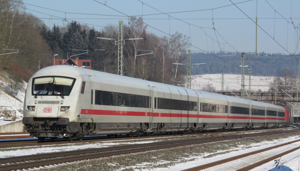 ICE 1105 nach Mnchen Hbf durchfhrt am 05. Februar 2012 den Bahnhof Kronach. Am Zugschluss schiebt 120 130-0 nach.