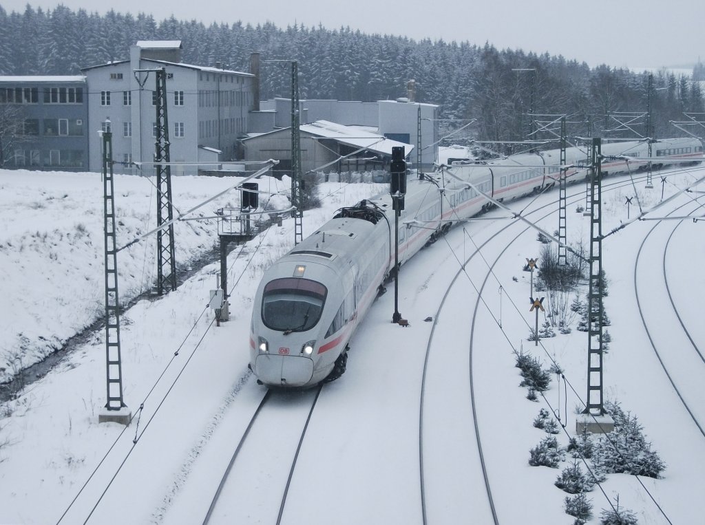 ICE 1206 nach Berlin unterwegs am 28.Januar 2012 in der weien Winterlandschaft von Steinbach am Wald.