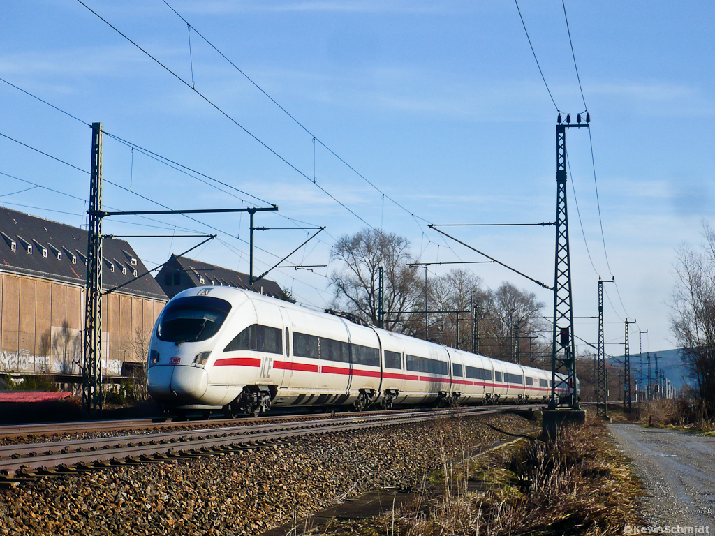 ICE 1207 von Berlin Gesundbrunnen nach München Hbf durchfährt in Kürze den Bahnhof Rudolstadt (Thür) in Richtung Nürnberg. (16.01.2011)