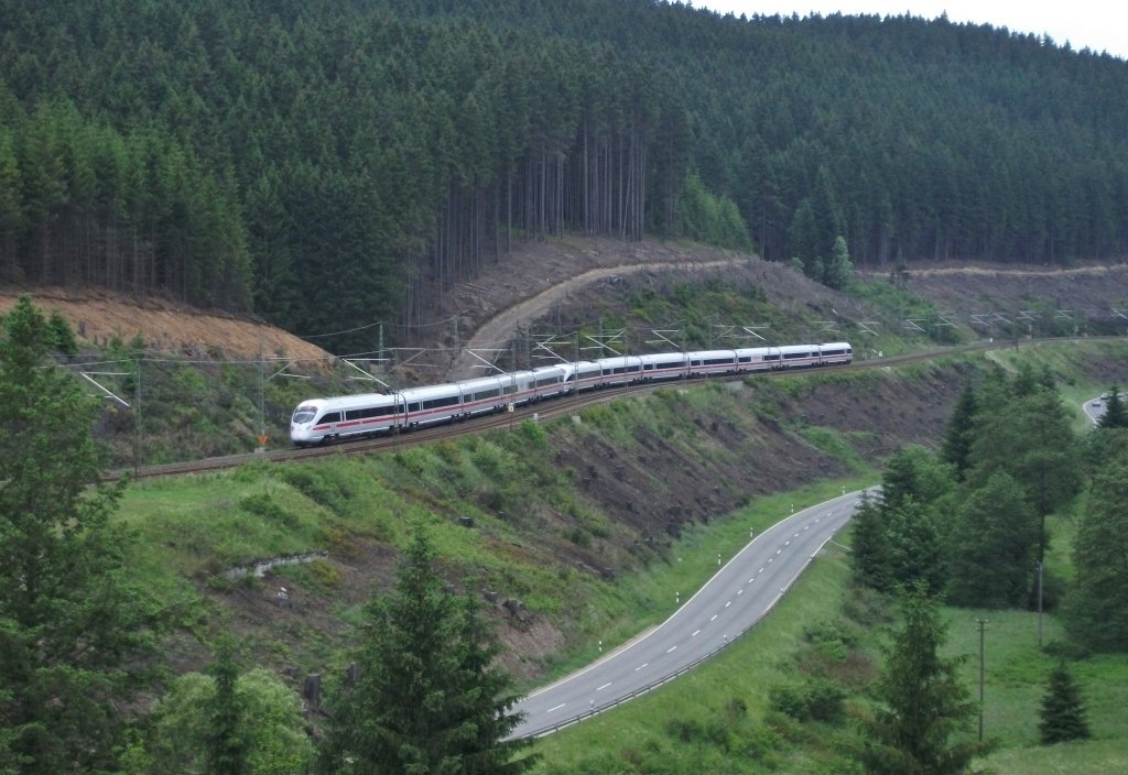 ICE 1207 nach Seefeld in Tirol, unterwegs am 09.Juni 2012 zwischen Steinbach am Wald und Ludwigsstadt Richtung Kronach.