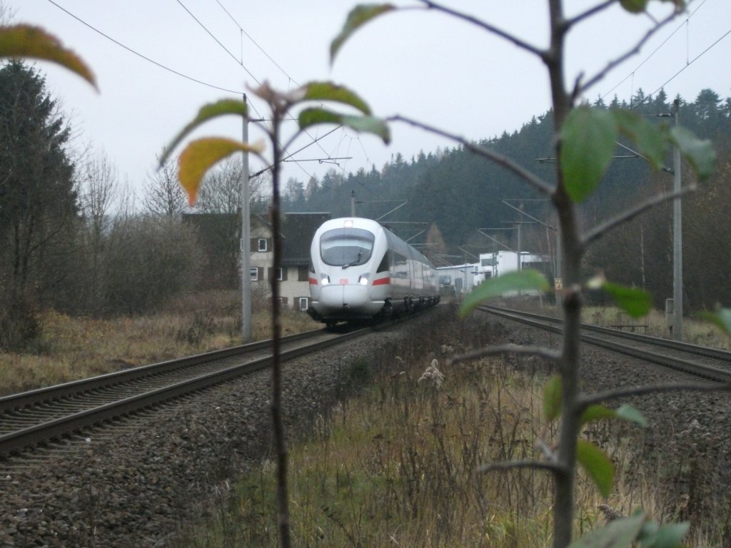 ICE 1208 durchfuhr am 20.11.10 auf seiner Fahrt von Erlangen nach Berlin, den Bahnhof Stockheim(Oberfr) Richtung Saalfeld(S).