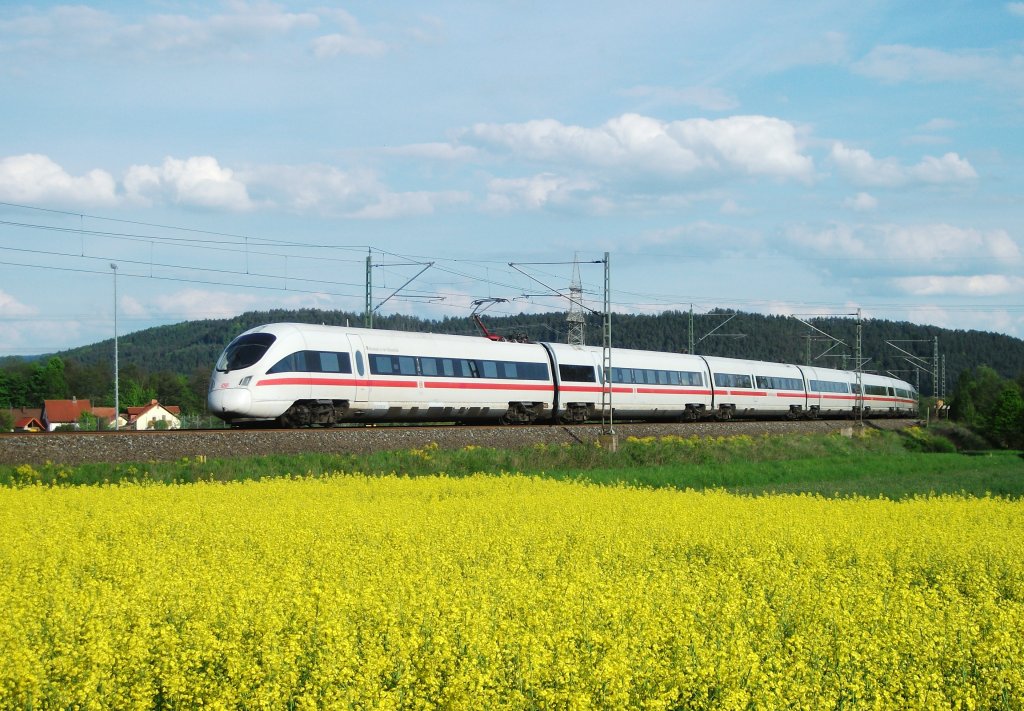 ICE 1209 nach Mnchen Hbf ist am 08.Mai 2012 bei Halach(b. Kronach) Richtung Lichtenfels unterwegs.