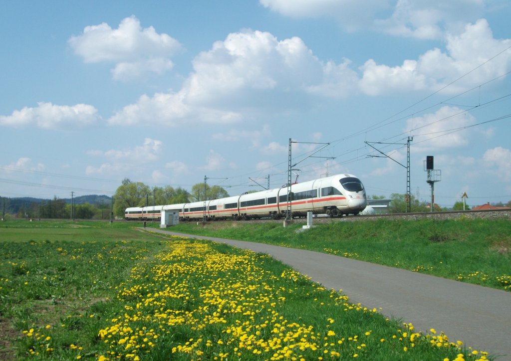 ICE 1209 nach M�nchen Hbf ist am 05. Mai 2013 bei Gundelsdorf Richtung Kronach unterwegs.