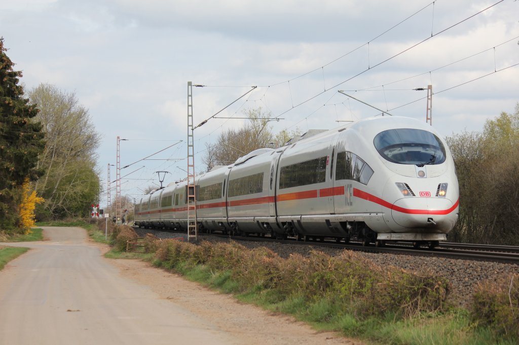 ICE 1223 nach M�nchen von Darmstadt in Bonenburg bei Warburg Westfahlen. Heute am Sonnigen Morgen des 19/02/2012. 