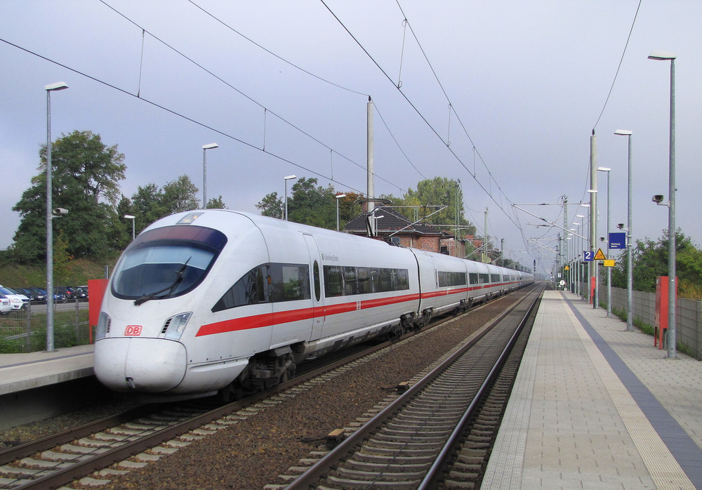 ICE 1509  Falkenberg  +  ??  von Berlin Gesundbrunnen nach Mnchen Hbf kommt hier durch Grobeeren gefahren. 11.10.2010

