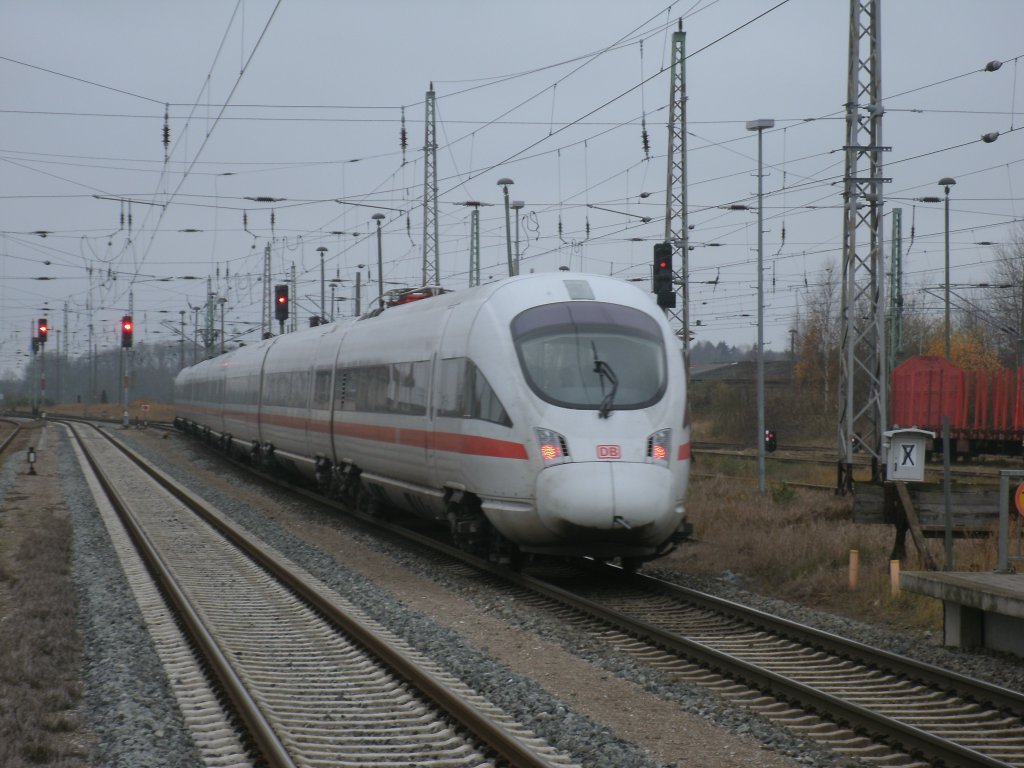ICE 1515 Binz-M�nchen,gefahren von 411 019,bei der Ausfahrt,am 24.November 2012,aus Bergen/R�gen.
