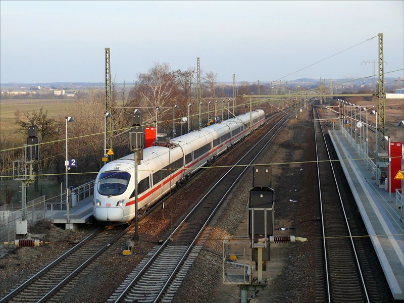 ICE 1542 Dresden - Frankfurt (Main) Flughafen bei Durchfahrt durch Priestewitz; 18.03.2010
