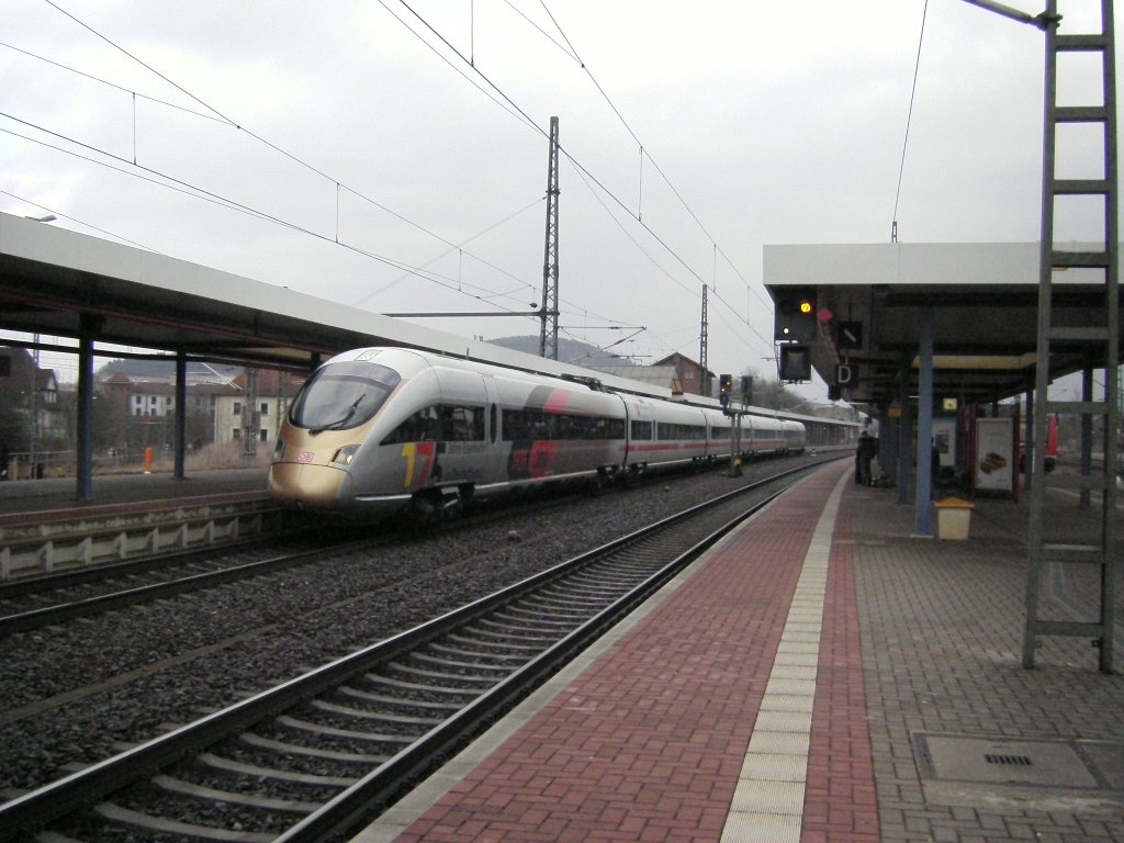 ICE 1546 nach Frankfurt Flughafen um 15.52 Uhr Abfahrtszeit mit +15 min.
in Eisenach bei der Ausfahrt und ,,Jubileums Lackierung ´´ 175 Eisenbahn
in Deutschland.Aufnahme, 14.03.2010