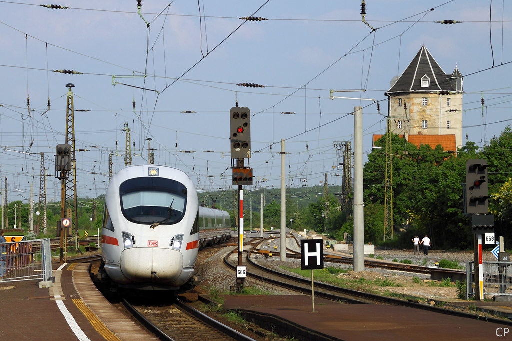 ICE 1554 nach Wiesbaden fhrt am 29.5.2010 in den Bahnhof Weimar ein.
