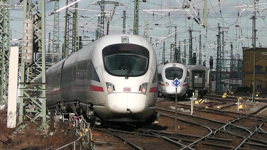 ICE 1559 der vor wenigen Minuten von Leipzig Hbf losgefahren ist fhrt hier nach Dresden Hbf.Aufgenommen am 26.02.2012 in Leipzig