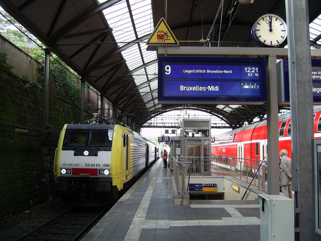 ICE 16 steht heute mal Loksbespannt auf Gleis 9 imAachener Hbf, nur der es wei wie ein ICE aussieht wei das er es nicht ist, sollte doch jemand eingestiegen sein (was ich hoffe *Schadenfreude*) wre diese Person mit dem Sdz 18563 nach Basel gefahren in genau die andere Richtung als gewollt ;-) (27.08.2011)