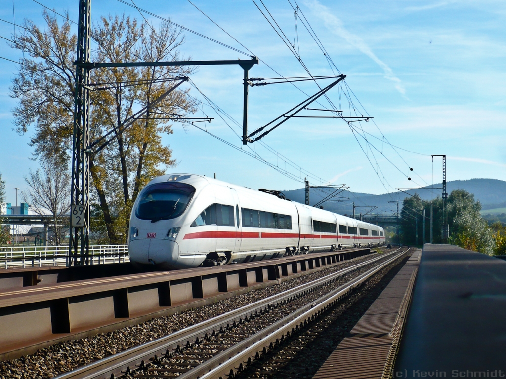 ICE 1606 von München Hbf nach Warnemünde überquert bei bestem Herstwetter die Saale bei Rudolstadt in Richtung Jena. (03.10.2010)