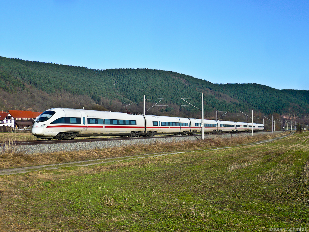 ICE 1609 von Berlin nach München fährt entlang sanfter Hügellandschaften durch das Saaletal, das auch im Januar sehr idyllisch sein kann, in Richtung Saalfeld. Aufnahmeort ist Etzelbach unweit von Uhlstädt. (16.01.2011)