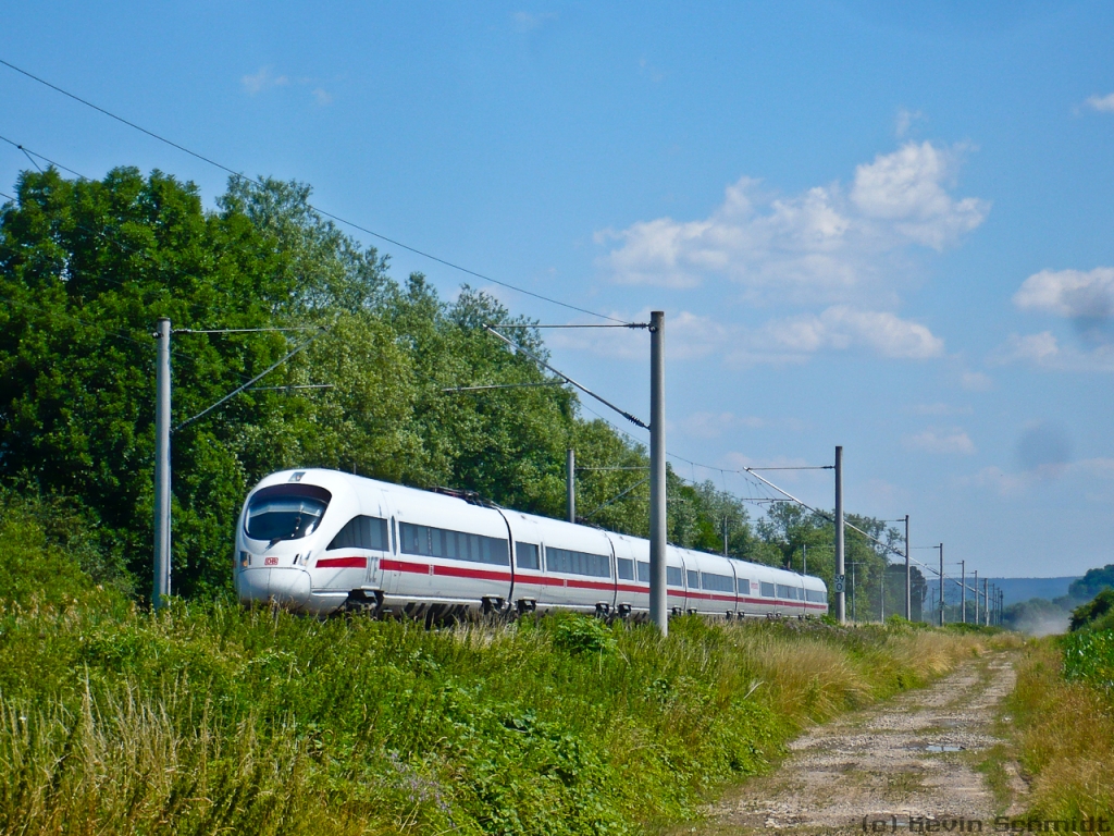 ICE 1609 von Warnemünde nach München Hbf ist unterwegs auf der <a href= https://www.youtube.com/watch?v=DqaBPmjaGNA >Saalbahn</a> in Richtung Saalfeld zwischen Uhlstädt und Rudolstadt. (14.07.2010)