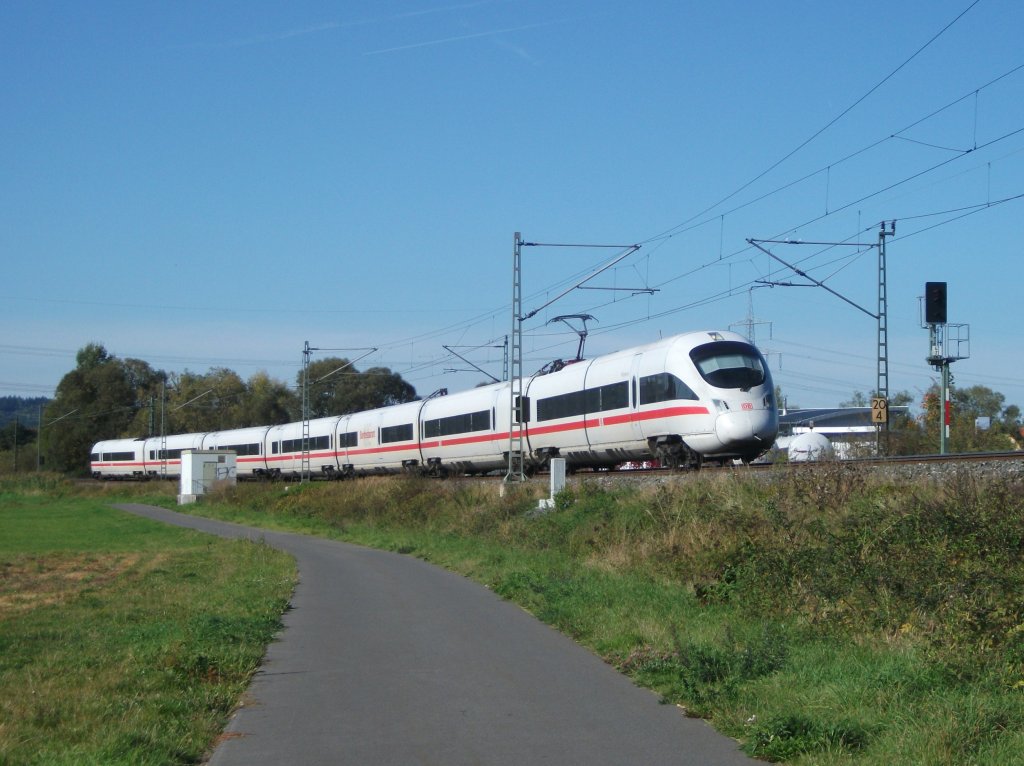 ICE 1611 nach M�nchen Hbf ist am 30.September 2012 bei Gundelsdorf Richtung Kronach unterwegs.