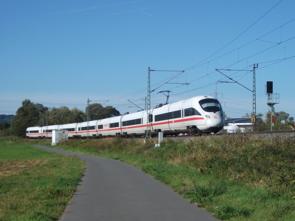 ICE 1611 nach Mnchen Hbf ist am 30.September 2012 bei Gundelsdorf Richtung Kronach unterwegs.