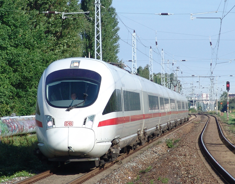 ICE 1611 von Warnemnde Richtung Mnchen Hbf bei der Durchfahrt 
um 09.10 Uhr beim S-Bahnhof Rostock Holbeinplatz.(21.08.10)