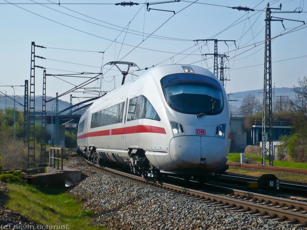 ICE 1612 nach Berlin Gesundbrunnen biegt in Saalfeld an der Bahnhofsausfahrt auf die Saalbahn. (24.04.2010)