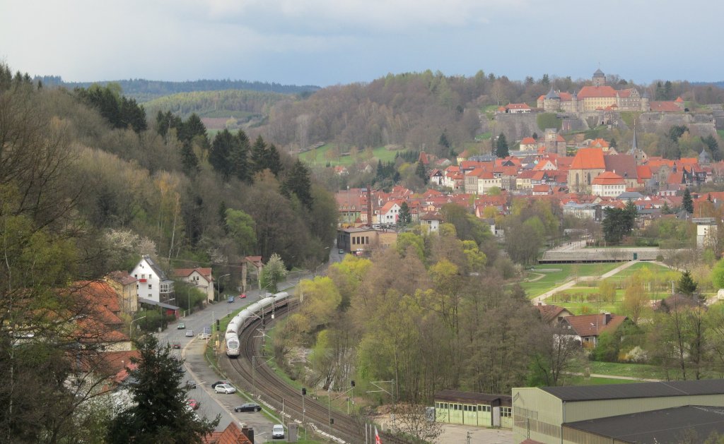 ICE 1613 nach Mnchen Hbf schlngelt sich am 23. April 2012 durch das Kronacher Stadtgebiet und wird in Krze seinen nchsten Halt in Lichtenfels erreichen.
