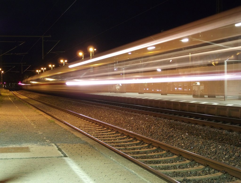 ICE 1617 durchfhrt am 29. April 2011 den Bahnhof Kronach ber Gleis 3.