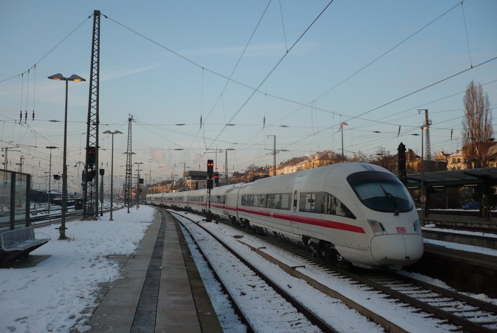 ICE 1650 aus Dresden verlsst am 5.1.10 den Mainzer Hbf mit (+23) in Richtung Wiesbaden.