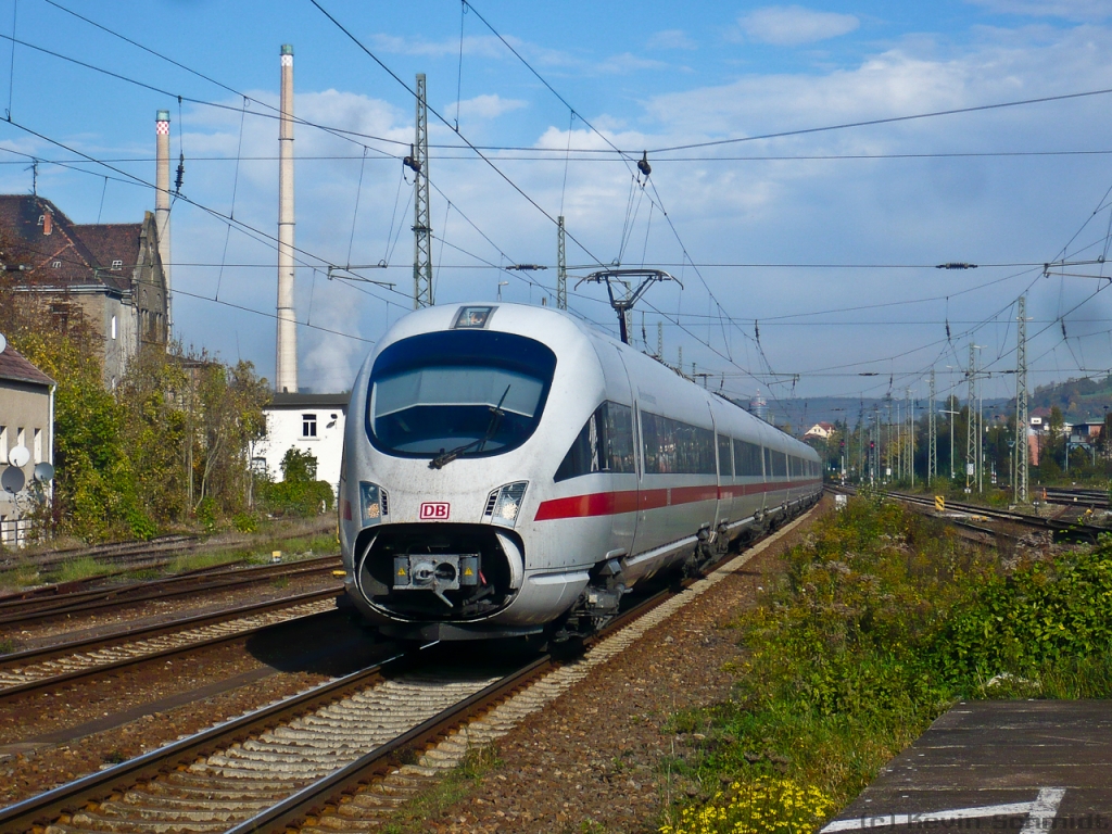 ICE 1707 von Berlin Gesundbrunnen nach München Hbf durchfährt mit offenem Maul den Bahnhof Göschwitz (Saale) auf Gleis 1 in Richtung Saalfeld. (09.10.2010)