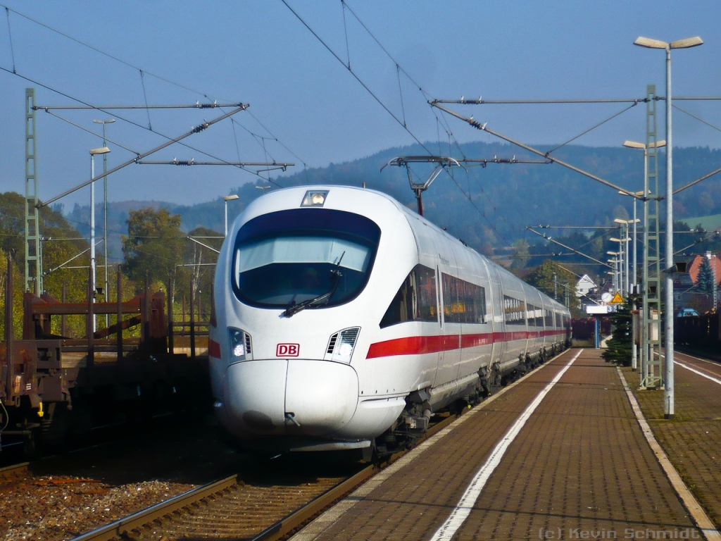 ICE 1707 von Berlin nach München durchfährt den Bahnhof Pressig-Rothenkirchen. (23.10.2010)