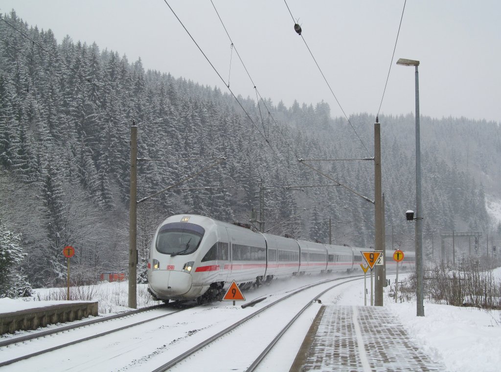 ICE 1709 nach Mnchen Hbf durchfhrt am 28. Januar 2012 den Bahnhof Frtschendorf. 
